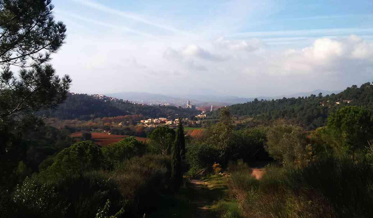 Hiking Girona Catalonia Sant Miquel Slide 3